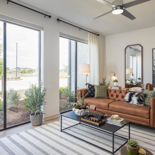 living room with ceiling fan 